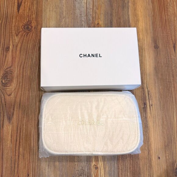 CHANEL Beauté Authentic VIP Makeup Pouch Mini Crossbody Bag w/Gold Chain Strap - Picture 11 of 12